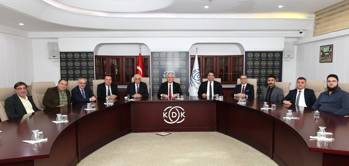 Siirtvakfi06's tweet photo. Kamu Denetçiliği Kurumu, Kamu Başdenetçisi hemşehrimiz Sayın Mehmet Akarca’yı vakıf yönetimimiz ile birlikte ziyaret ettik. 

Vakfımızda yürüttüğümüz çalışmalar ile ilgili bilgilendirdiğimiz Hemşehrimiz Sayın Akarca’ya, Siirt’in tanıtımı amacıyla özel olarak tasarladığımız ilimizin tarihi ve turistik değerlerini işlediğimiz porselen bir tabak takdim ettik. 

Konukseverliğinden dolayı kıymetli hemşehrimize teşekkür eder, görevinde muvaffakiyetler dileriz.

#siirtvakfi #ankarasiirtvakfi #siirtvakfi06 #Siirt #Ankara  #TBMM #ombudsman