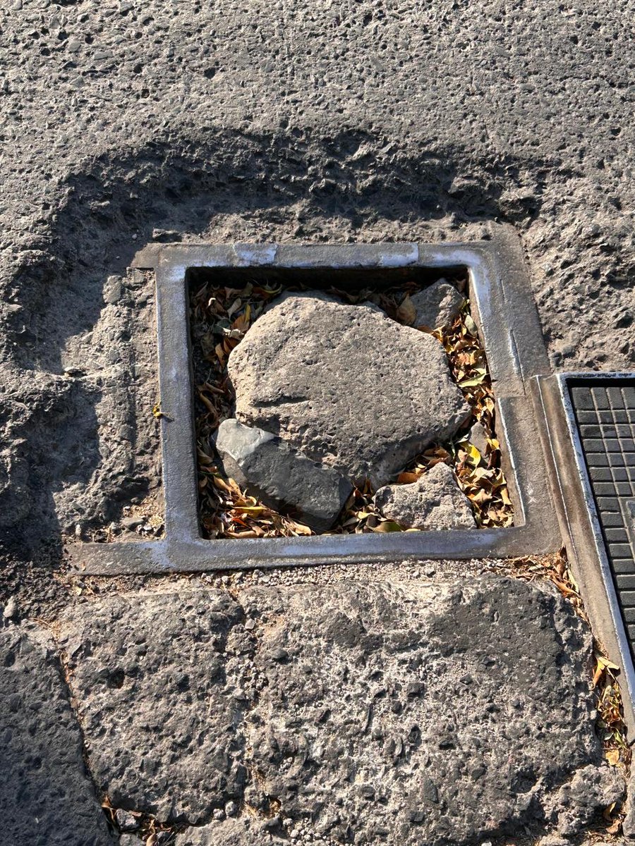LasColonos's tweet photo. Registro con desnivel importante, riesgoso para los autos que transitan en la zona.
Ubicación: Calle La Calma entre Circunvalación Norte y Aurora Boreal norte  Col. Arboledas
Zapopan. Gracias @siapagdl @ZapopanGob @ZapopanDen https://t.co/VN0cr0oocf