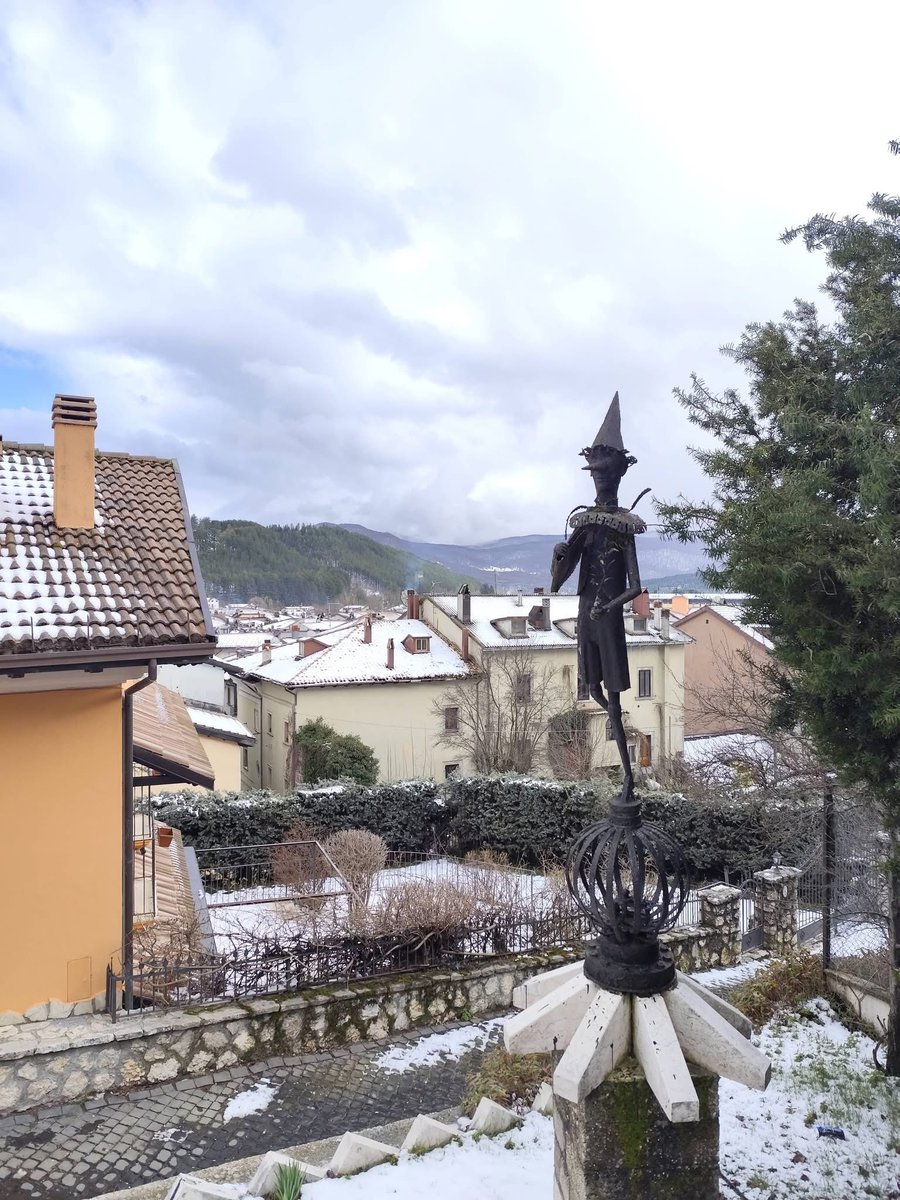 Calma, lentezza, candore. A Pescasseroli, nel cuore del Parco Nazionale d’Abruzzo, è tornata la neve