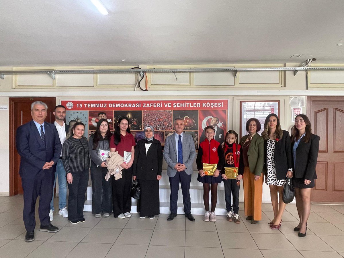 SehitSumerkaihl's tweet photo. Okulumuz 11-B sınıfı öğrencilerinden Ayşe MENTEŞ “Su verimliliği Seferberliği” konulu şiir yarışmasında il ikincisi oldu ve ödülünü İlçe Milli Eğitim Müdürümüz Faruk KAYA takdim etti.Öğrencimizi tebrik ediyoruz ve başarılarının devamını diliyoruz.🧿👏👏👏 https://t.co/NGdAIvheAb