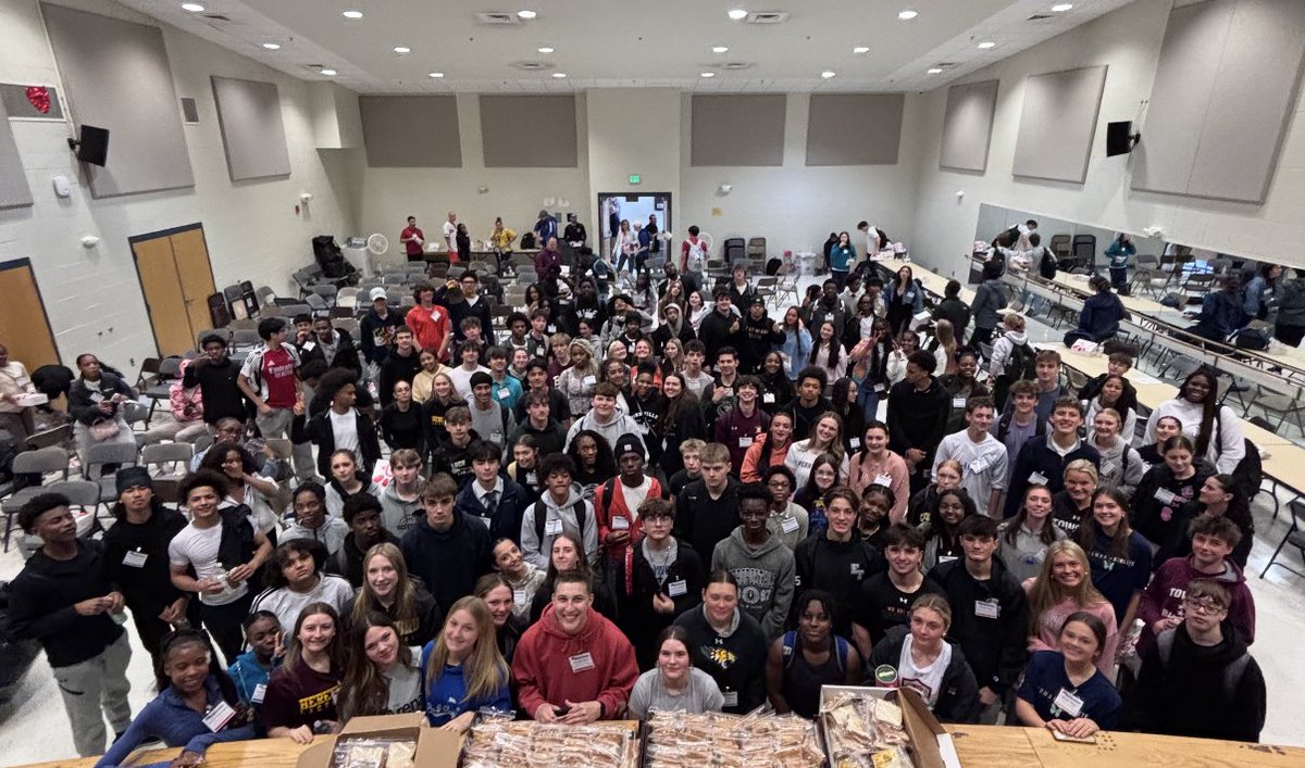 BCPSAthletics's tweet photo. Another great @BaltCoPS SLC in the books! Thank you Randallstown Community Center for hosting us! Adam Bradley from @Lead_Em_Up got the day started with his great energy, 1226 sandwiches were made for the Salvation Army, and everyone left with a smile! @BCPSSportsScene https://t.co/pptvdoUgNy