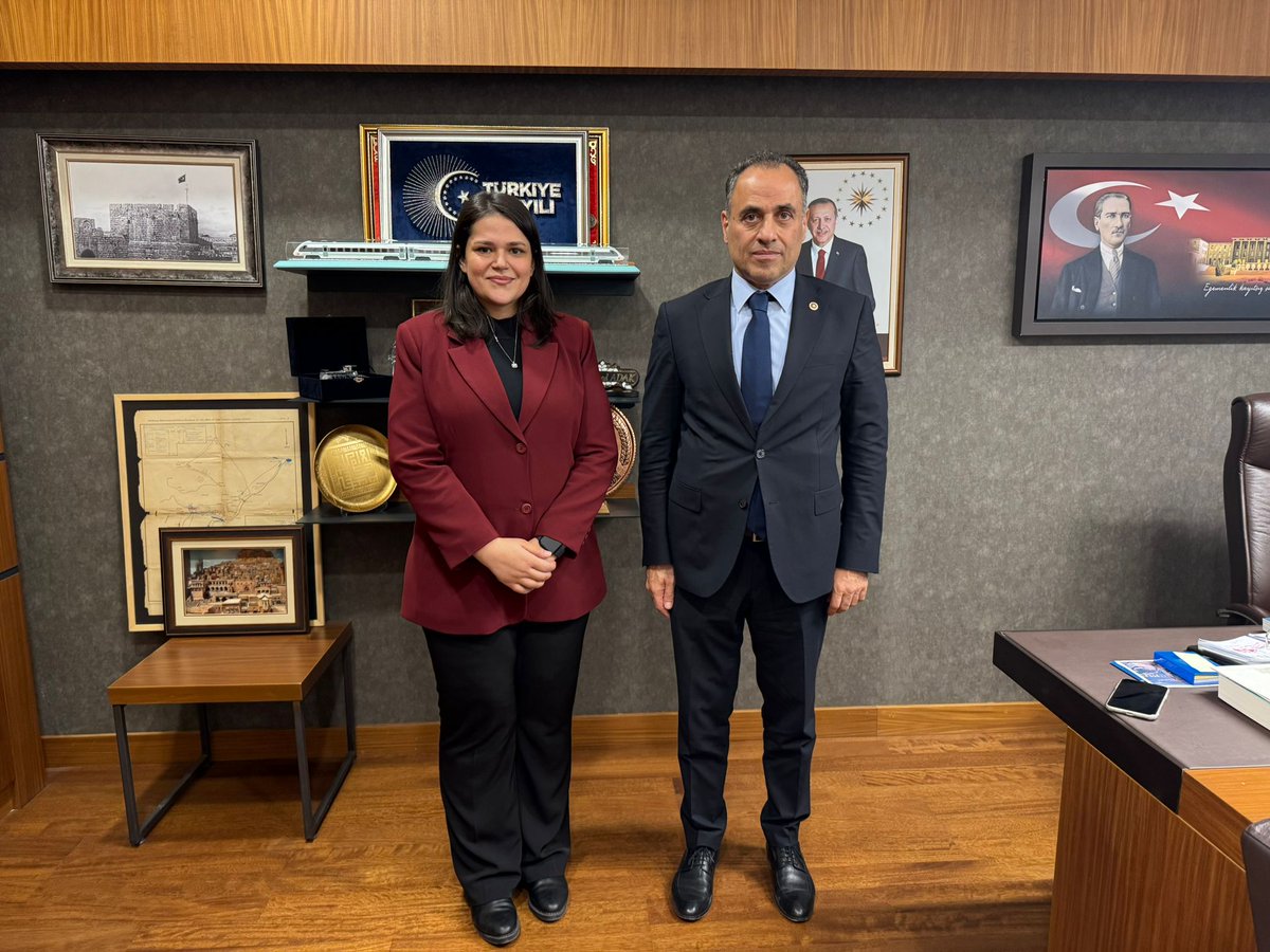 Mardin Milletvekilimiz Sn.Dr.Muhammed Adak''ı ziyarette bulundum.
Nazik kabulleri ve samimi sohbetleri için kıymetli vekilimize teşekkür ediyorum.