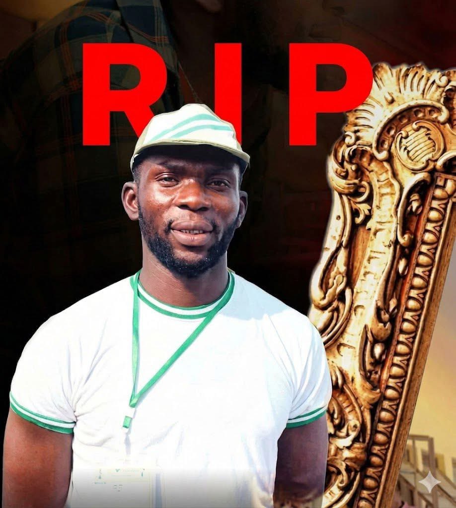 K!lled in the Maiduguri bomb blast 😭

26-Year-Old Corper, Chidiebere Orji, Laid To Rest In Hometown, Enugu.

We will keep fighting until we are free.......
We will Keep speaking against this ev!l

His only crime was serving in Northern Nigeria😭
