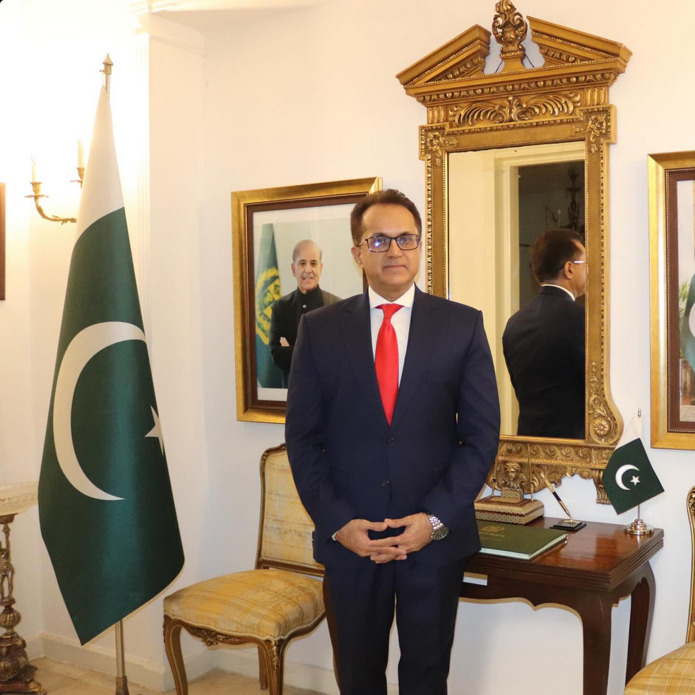 🇮🇷🇵🇰 Aerial bombing hit really close to the Pakistani Embassy and the ambassador’s residence in Tehran.

All Pakistani diplomats are safe but shaken.

This happened even while Pakistan is, along with Turkey and Egypt, trying to de-escalate the war.

Source: <a href="/AnasMallick/">Anas Mallick</a>