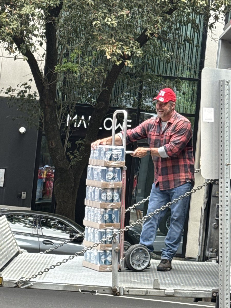 BohlingMatt's tweet photo. Busch guy knows who’s #1! 🍺 https://t.co/76MqRwnL9D