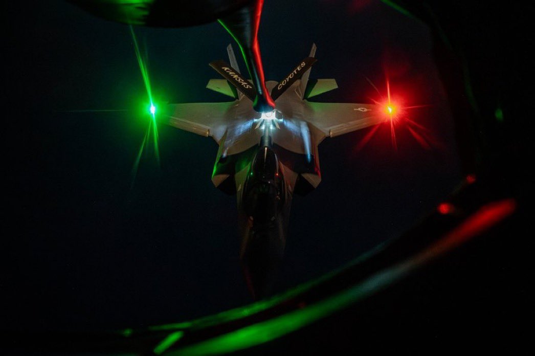 صور متداولة تظهر مقاتلات إف-35 أثناء التزود بالوقود في الجو