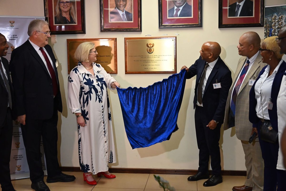 necsa_Ltd's tweet photo. #TBT: A historical moment when Minister Ramokgopa along with Deputy Minister Samantha Graham-Maré unveiled the SAFARI-1 60th anniversary plaque.
@iaeaorg @DOEE_ZA
#SAFARI-1Turns60
#SAFARI-1Anniversary
#NuclearScience
#NuclearInnovation
#AdvancingScience
#ProudlySouthAfrican https://t.co/BDDQMEBGu5