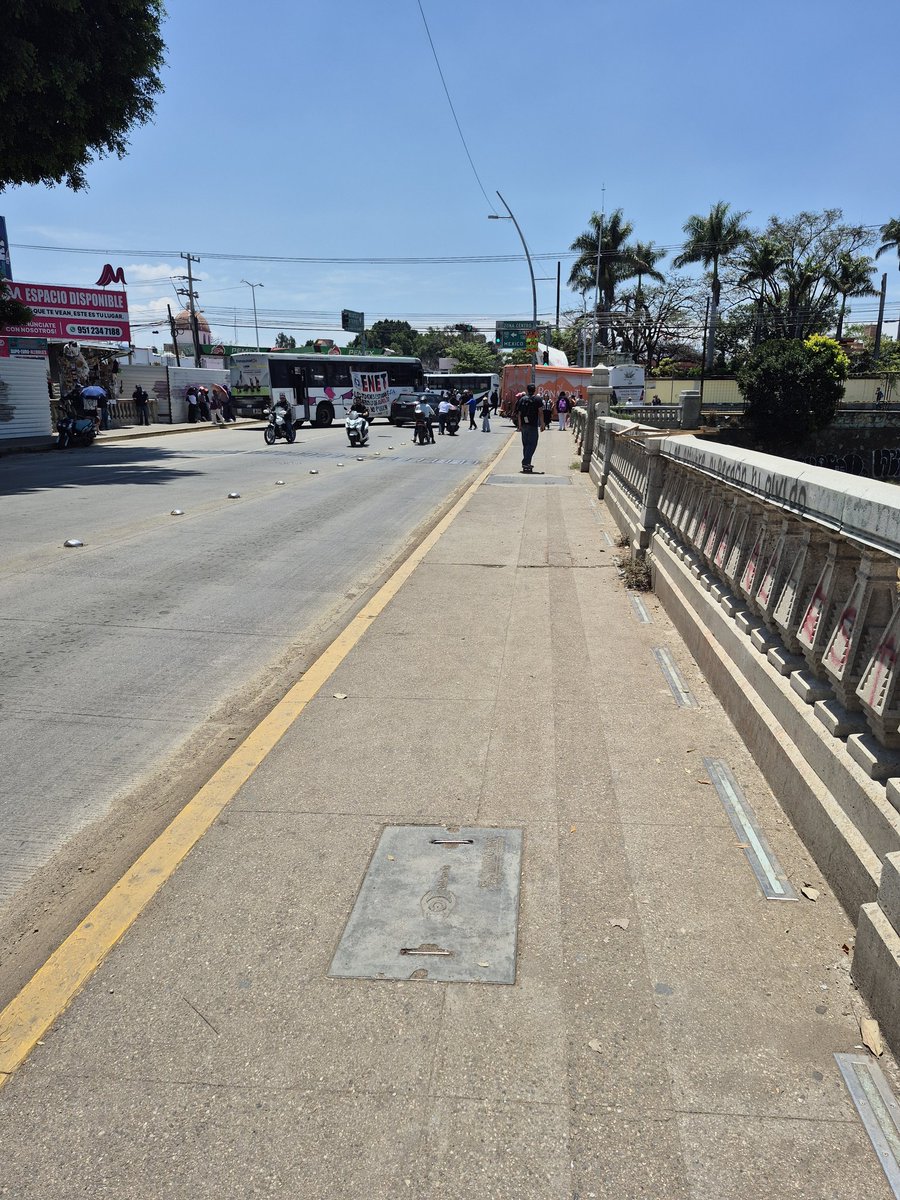 nathanoax's tweet photo. Pregunta: qué esperan @SSPC_GobOax y @Policia_GobOax para aplicarle a estos vándalos y sanguijuelas, la misma dosis que a #CODEP, el pasado 17 de marzo: gas y toletes? Unidades retenidas. Hay que darle al agua y al chesco @ZonaRoja_Oaxaca @CuartaPlana @Bravo_mm @buho_botero https://t.co/921XjLWXxX