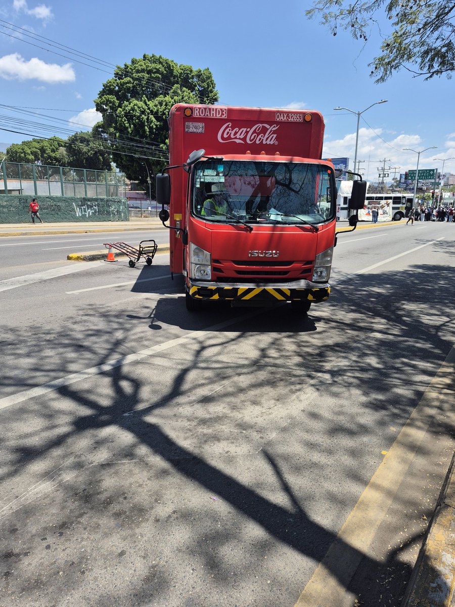 nathanoax's tweet photo. Pregunta: qué esperan @SSPC_GobOax y @Policia_GobOax para aplicarle a estos vándalos y sanguijuelas, la misma dosis que a #CODEP, el pasado 17 de marzo: gas y toletes? Unidades retenidas. Hay que darle al agua y al chesco @ZonaRoja_Oaxaca @CuartaPlana @Bravo_mm @buho_botero https://t.co/921XjLWXxX