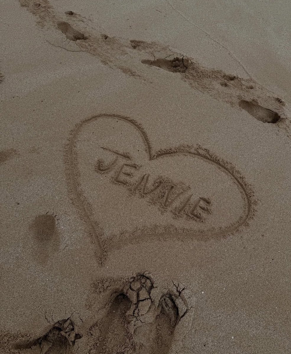 JENNIE NEWS tweet media