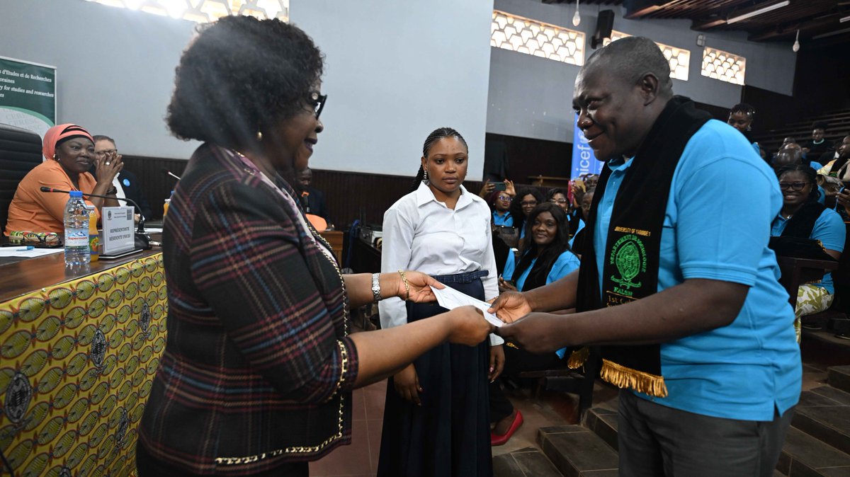unicefcameroon's tweet image. Historic day at @unicefcameroon ! 🎓
🇨🇲 50 pioneers graduated in #SBC from the University of Yaoundé 1. From #Vaccination to #GenderEquality, these experts are ready to transform data into action for every child. 🛡️✨ #SocialChange #Cameroon #ForEveryChild
