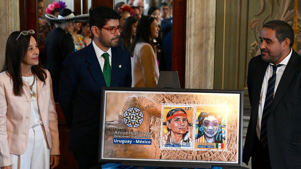 MEC_Uruguay's tweet image. 🇺🇾🤝🇲🇽 El director general del #MEC @CarlosVarelaMVD participó de celebración por el 125° aniversario de relaciones diplomáticas entre México y Uruguay.

Ambos países mantienen una intensa relación basada en valores compartidos. El @correo_uruguayo presentó sello conmemorativo👇🏻