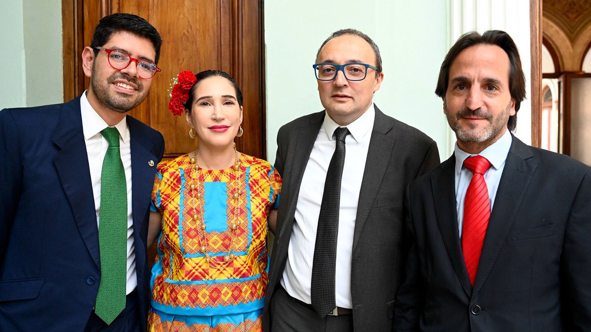 MEC_Uruguay's tweet image. 🇺🇾🤝🇲🇽 El director general del #MEC @CarlosVarelaMVD participó de celebración por el 125° aniversario de relaciones diplomáticas entre México y Uruguay.

Ambos países mantienen una intensa relación basada en valores compartidos. El @correo_uruguayo presentó sello conmemorativo👇🏻