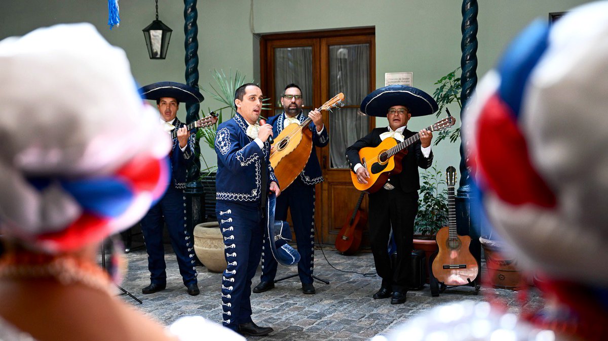 MEC_Uruguay's tweet image. 🇺🇾🤝🇲🇽 El director general del #MEC @CarlosVarelaMVD participó de celebración por el 125° aniversario de relaciones diplomáticas entre México y Uruguay.

Ambos países mantienen una intensa relación basada en valores compartidos. El @correo_uruguayo presentó sello conmemorativo👇🏻