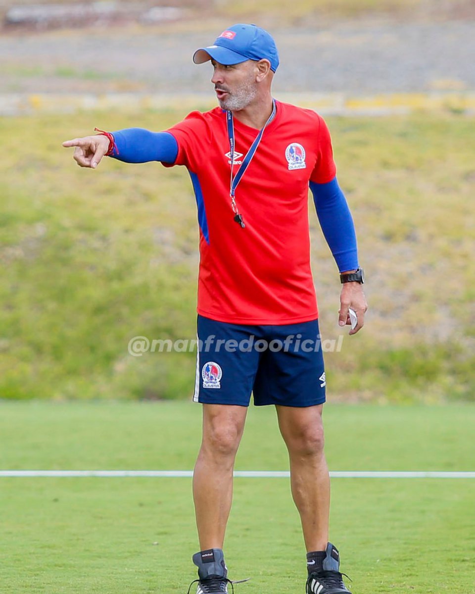 manfredooficial's tweet photo. Profesor Eduardo Espinel, tiene la bendición de dirigir al mejor equipo de Honduras, al mas popular de Centroamerica, porfavor ya deje ese discurso de "llorar" en tema del calendario y de partidos muy seguidos. Tiene 2 planteles, deje de "llorar" porfavor. #algrano 🔥 https://t.co/dRwbgWeCHR