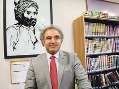 Prof. Dr. Qedrî Yildirim 

​Îro, em salvegera koça dawî ya akademîsyen û mezinê xwe yê hêja Profesor Qedrî Yildirim ku bi kedên xwe yên mezin ên ji bo ziman û çanda Kurdî di bîra me de cih girtiye, bi bîr tînin.

Mamoste ​Qedrî Yildirim bi wê zanîna xwe ya kûr a ji kevneşopîya