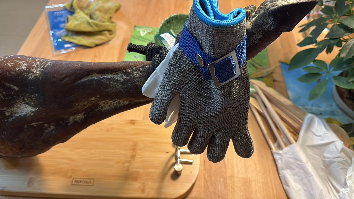 R.  Buzz tweet media