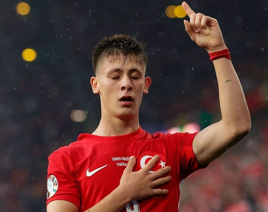 Arda Güler with a touch of magic against Romania to send Türkiye to the World Cup playoffs final.

That pass… only a few players in the world even attempt it.

Pure class. Pure imagination.

A future icon of Turkish football. 🇹🇷✨