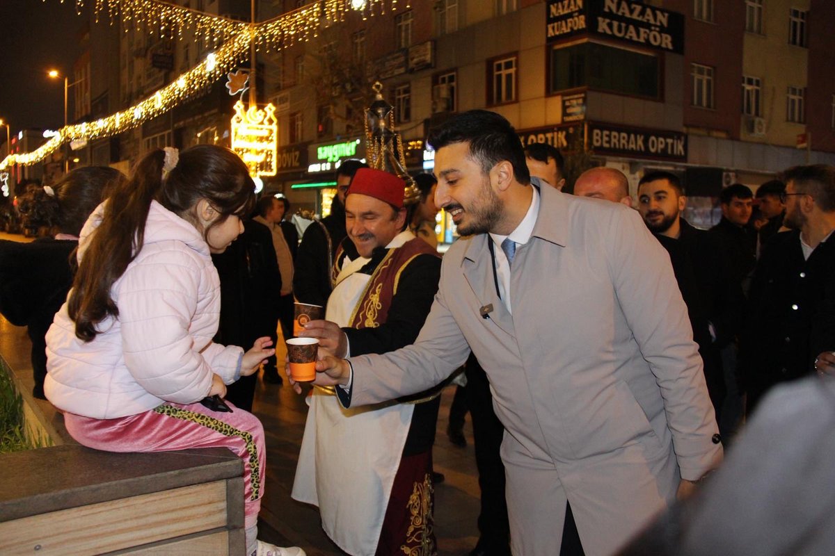gencsaadetsb's tweet photo. Sultanbeyli Kent Meydanında gerçekleştirdiğimiz program kapsamında standımızı ziyaret eden Genel Başkanımız Sn. Haldun pekdemir ile birlikte hemşehrilerimizle bir araya geldik. Vatandaşlarımıza Osmanlı şerbeti ikram ederek samimi sohbetler gerçekleştirdik. https://t.co/MZ7S9pMnI7