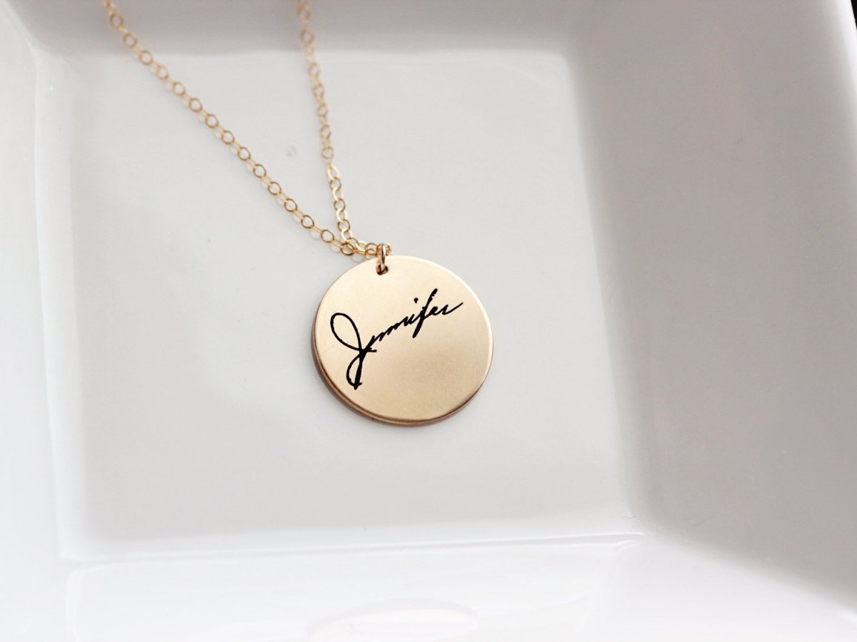 NecklaceAmazing's tweet image. Keep that special touch close always! Our #CustomHandwritingNecklace turns unique signatures into cherished treasures. The perfect #EngravedSignatureGift for a loved one. A truly unique #PersonalisedKeepsake they'll adore. Brilliant! amazingnecklace.com/Signature-Neck…