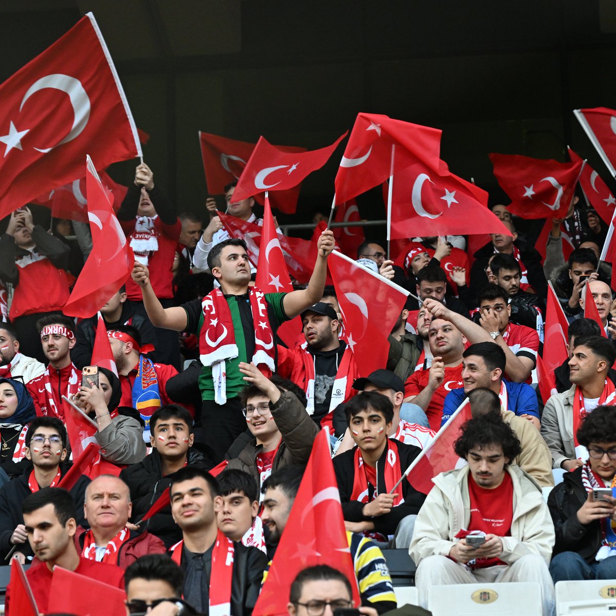bosunatiklama's tweet photo. İstanbul'da tribünler: "Ne mutlu Türk'üm diyene!" https://t.co/uubaHLhgas