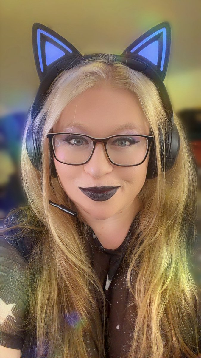 LunaFeef tweet media