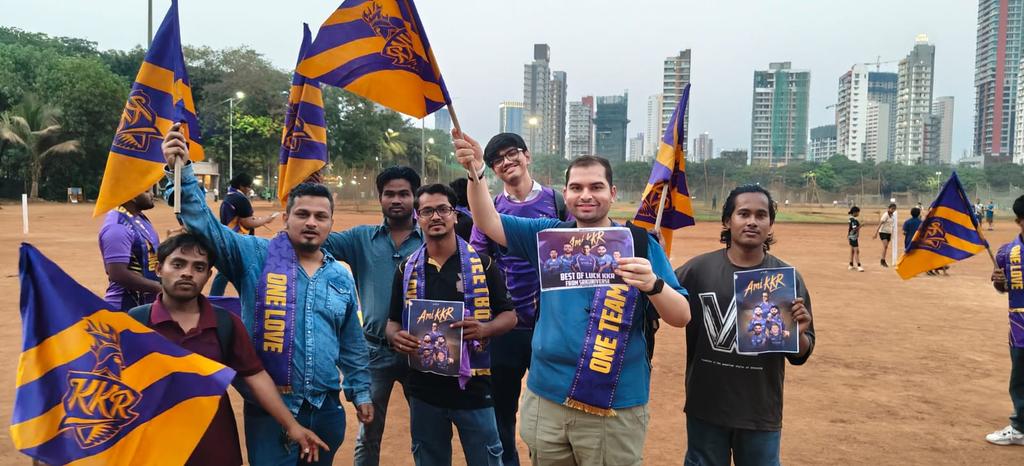 SRKUniverse's tweet image. SRK fans from #Mumbai ready for the roar of purple and gold. 💥
Time for KKR to rule the IPL again! 💜

@iamsrk @KKRiders
@KKRUniverse

#KING #AmiKKR #KolkataKnightRiders #KKR #ItsKingTime #ShahRukhKhan #SRK #KingKhan
