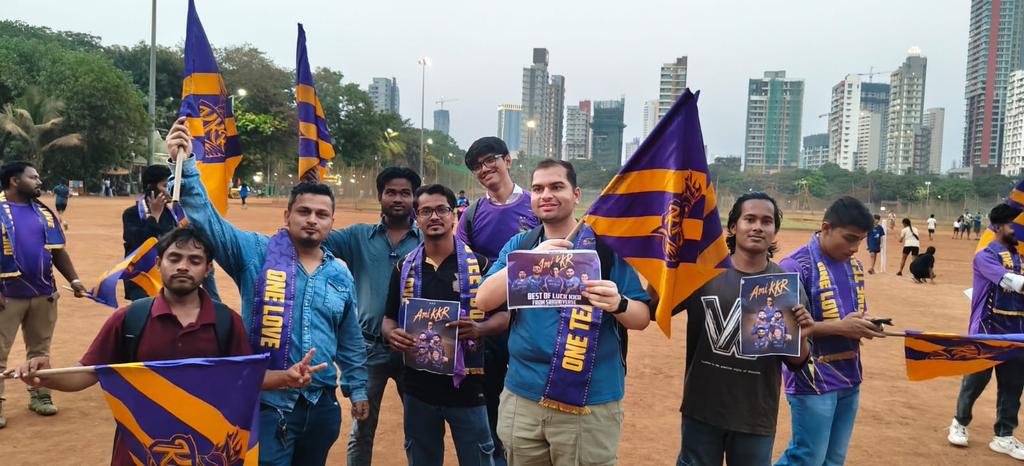 SRKUniverse's tweet image. SRK fans from #Mumbai ready for the roar of purple and gold. 💥
Time for KKR to rule the IPL again! 💜

@iamsrk @KKRiders
@KKRUniverse

#KING #AmiKKR #KolkataKnightRiders #KKR #ItsKingTime #ShahRukhKhan #SRK #KingKhan