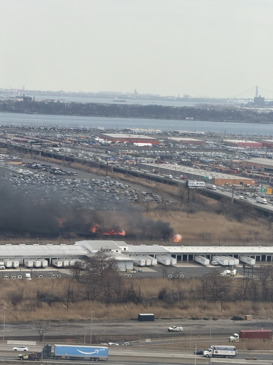 nishith_rastogi's tweet image. Pretty big fire in sight while landing at #Newark #EWR