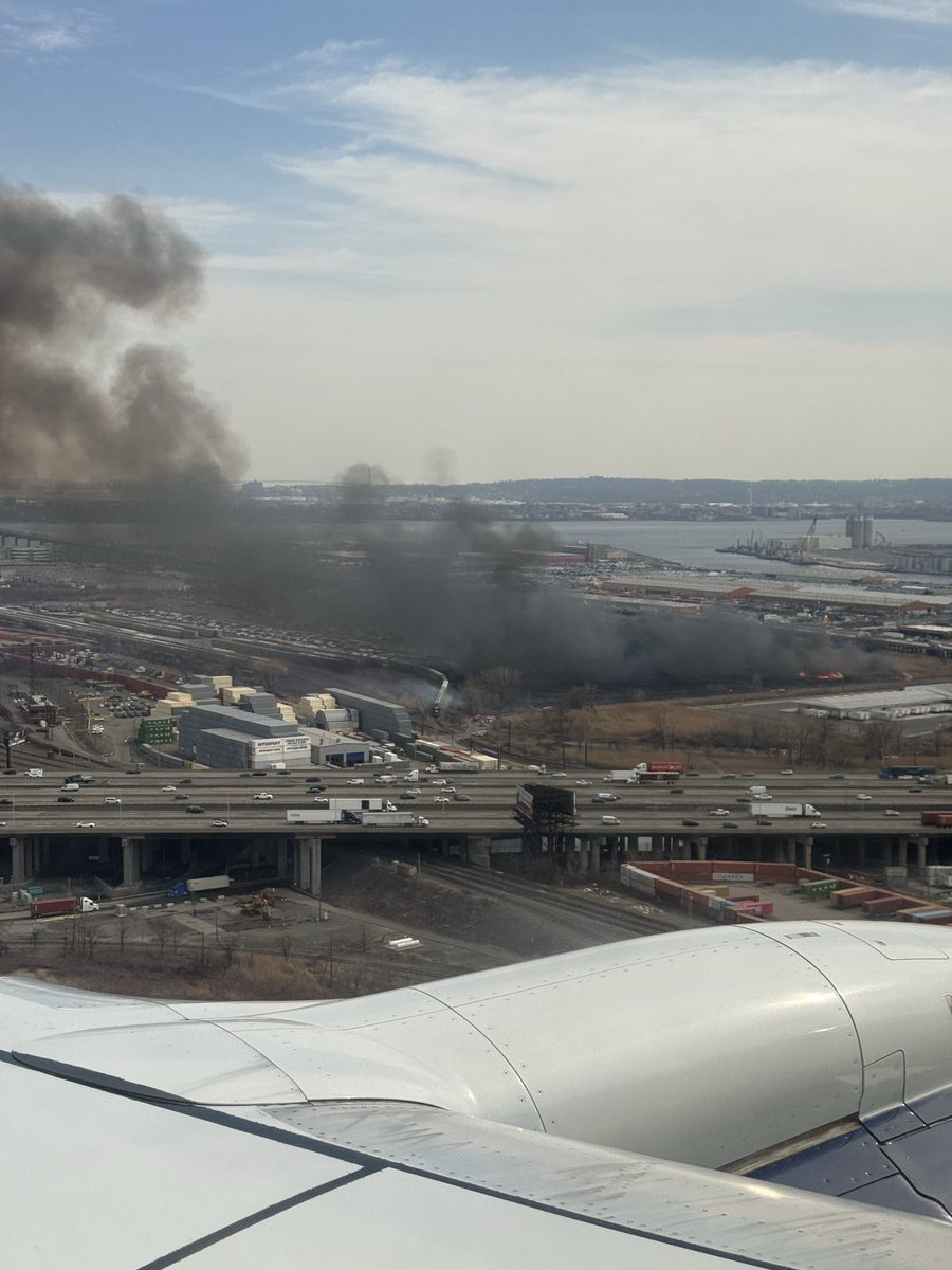 nishith_rastogi's tweet image. Pretty big fire in sight while landing at #Newark #EWR