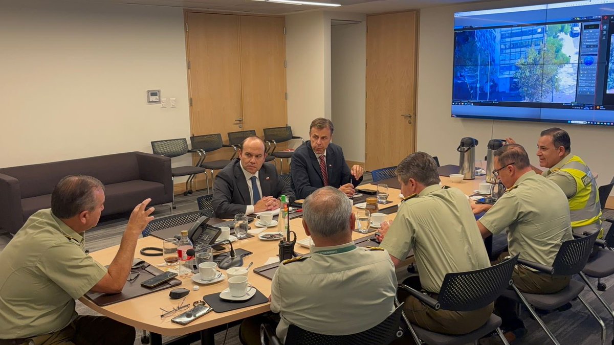 Junto al Delegado Presidencial Germán Codina y Carabineros de Chile estamos en  Centro de Gestión de las Operaciones Policiales monitoreando el minuto a minuto de la situación de las calles del centro de Santiago. 
Trabajamos para restablecer la normalidad en el transporte
