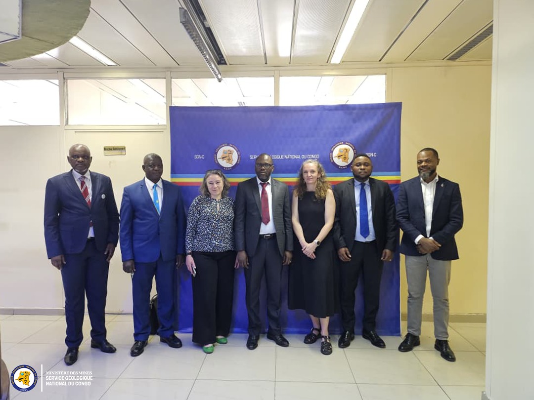 sgncrdc's tweet photo. SGN-C : Une coopération renforcée avec le British Geological Survey

Du 24 au 25 mars 2026, le Service Géologique National du Congo (SGN-C) a accueilli une délégation du British Geological Survey (BGS), conduite par Madame Maggy HEINTZ, Directrice Internationale des Géosciences.  

Cette mission de travail s’inscrit dans une dynamique de coopération scientifique et technique, visant à élargir le champ de la recherche géologique en RDC et à améliorer la gestion des données géoscientifiques.  

Les séances d’échanges ont été présidées par le Directeur Général Adjoint, Joël Adelard NGOY KASONGO TUVUVU, représentant le Directeur Général Raoul WAZENGA VITIMA. 

Points saillants de la rencontre :  
- Présentation des activités et expertises du SGN-C et du BGS  
- Valorisation du potentiel minier et géologique de la RDC  
- Identification de pistes de coopération structurantes  
- Renforcement des échanges techniques entre experts  

Cette initiative confirme l’engagement du SGN-C à promouvoir un secteur minier durable, compétitif et ouvert aux partenariats internationaux.