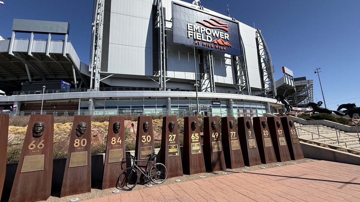 papagah's tweet photo. Leaned on @Terrell_Davis during today’s bike ride #UnitedInOrange #BroncosCountry https://t.co/TiSASUQNAB