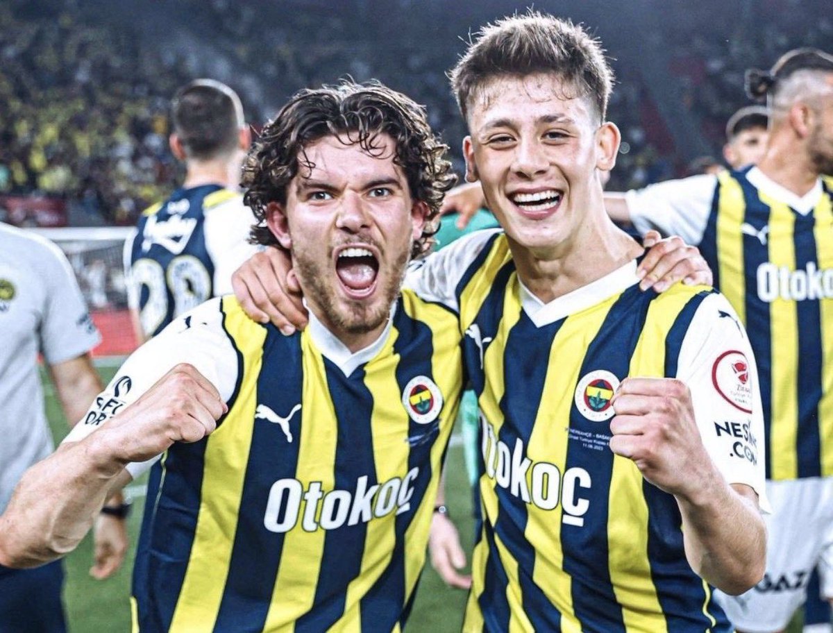Milli takımımızı Dünya Kupası’na taşıyacak olan oyuncularımızın Fenerbahçe’de şampiyonluğunu çalmışlardı. Şimdi biri İngiltere’de diğere İspanya devinde forma giyiyor. Ama o yıl şampiyon yapılan takımın oyuncuları hiçbir yere gidemiyor, çünkü başarısız balonlar…
