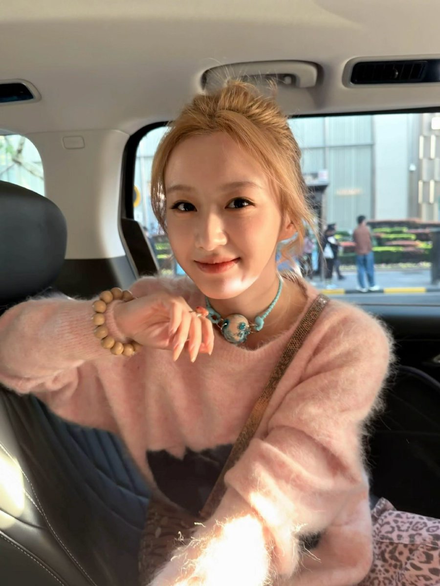 it’s giving “i’m here but not fully here yet”… just resting for a second, letting the world move outside while i stay in this little pocket of calm.