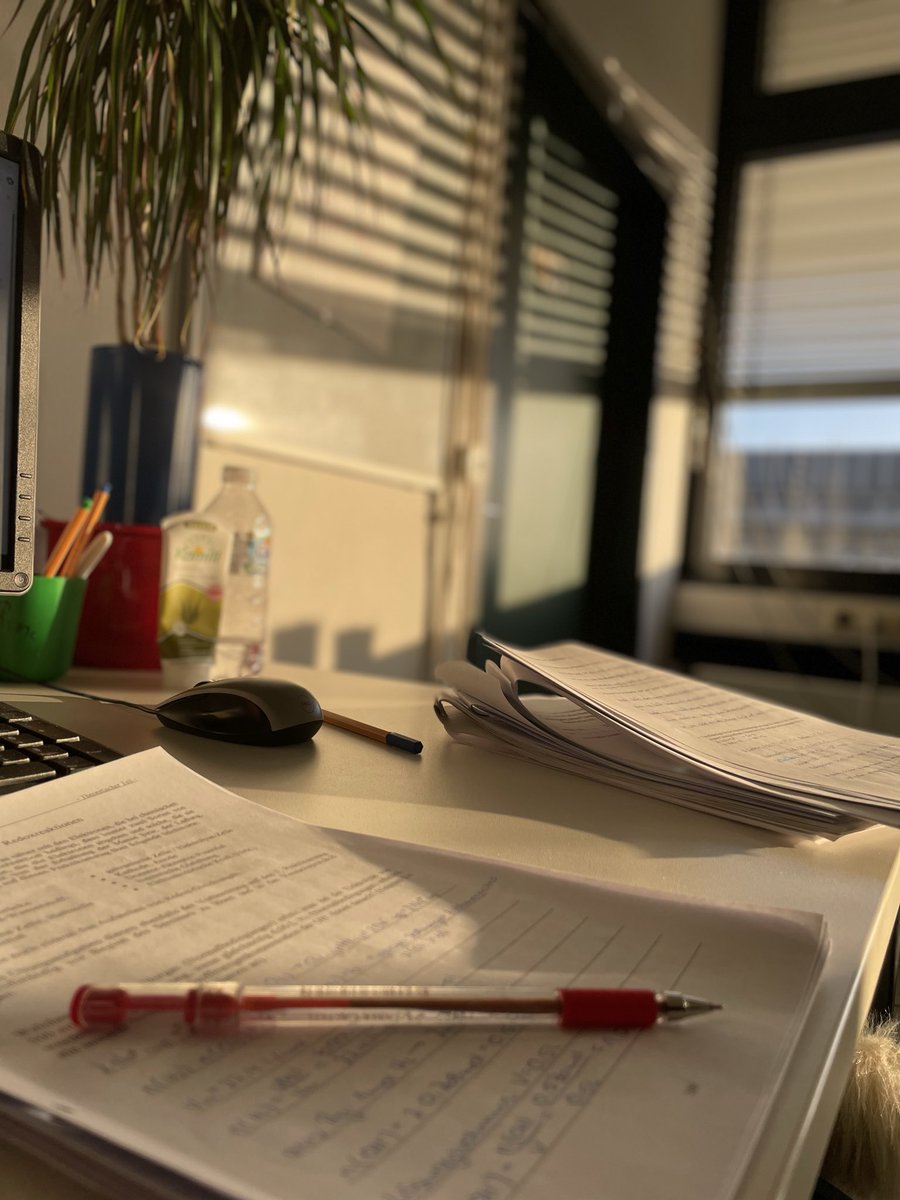Bitip tükenmeyen işlerin hengâmesinde kaybolmuşken,
Ansızın zihnime düşüşünü seveyim…
