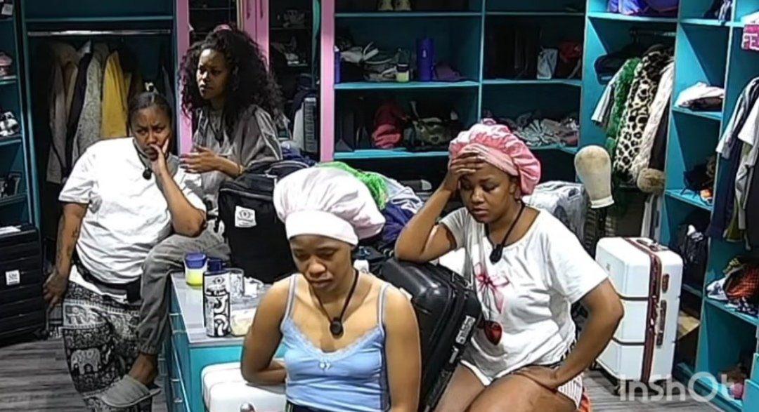 Moitsheki14's tweet photo. Their mouth are too sharp and they fear Fokol.
My Bandana girls, my mean girls, my Clique 🦋🌸🌼⭐

#NeliswaNgada #LiemaPantsi #DidiMothobi #Trixie
#BandanaGirls #Meangirls #TheClique
#BBMzansi https://t.co/DRrr3knxNE