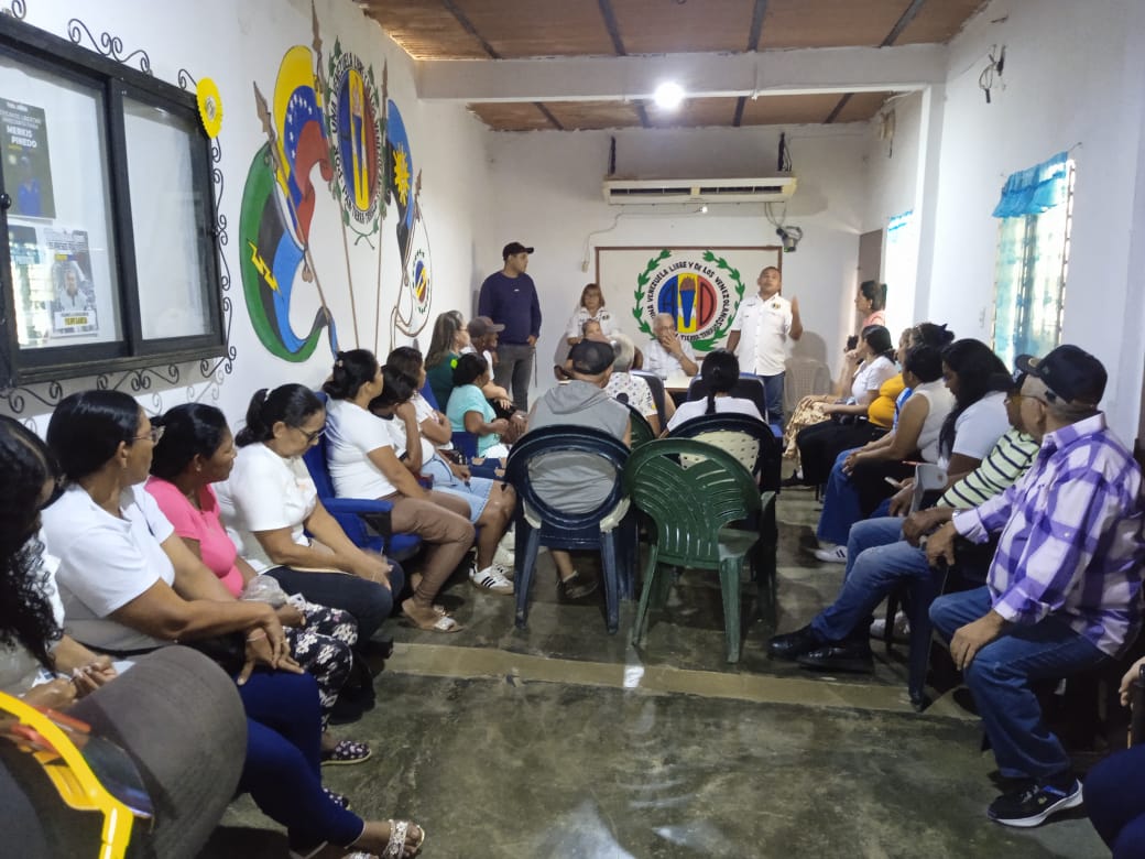 eleisiespinaad's tweet photo. Extraordinaria, nutrida y calificada reunión que hoy desarrollamos con sindicalistas y dirigentes del CEM @ADCatatumbo orientando y a la vez aprendiendo de los asambleístas tantas realidades de su pueblo, quienes d forma contundente siguen exigiendo la Libertad de FERNANDO LOAIZA https://t.co/OsdGPWJboJ