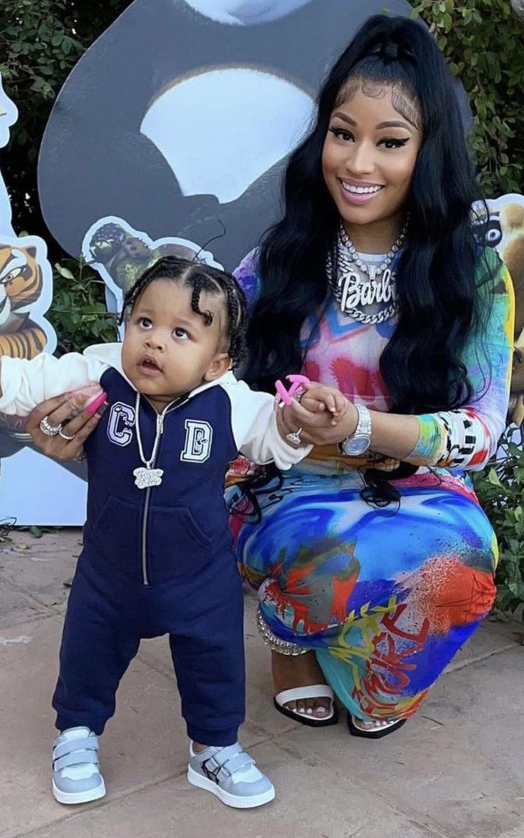 ALEXMINAJGR's tweet image. "I did the mother thing, I did the wife thing and all that, yea!" Stream #fractions by Nicki Minaj.