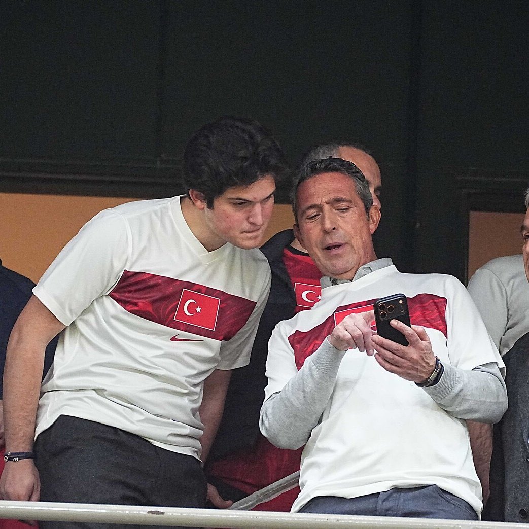 -Bak oğlum, sahadaki Ferdi ve Arda isimli futbolcular Fenerbahçe'de oynuyorlardı. Sonra ben onları sattım. Ardanın parasıyla En-Nesyri'yi, Ferdinin parasıyla da Amrabat  ve Cengiz Ünder'i aldım.

+ ASLAN Babam