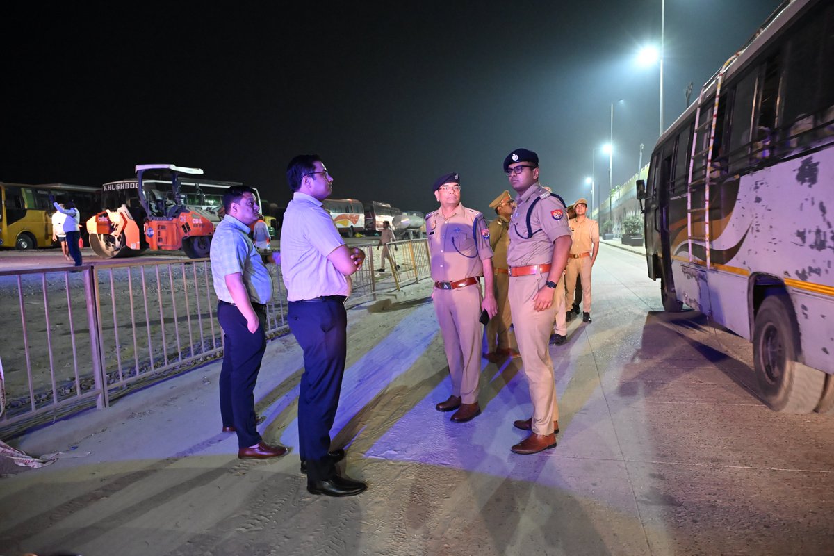 ayodhya_police's tweet photo. रामनवमी त्यौहार के दृष्टिगत जनपद  में आने वाले श्रद्वालुओं की सुरक्षा व सुगम यातायात व्यवस्था हेतु #DM_Ayodhya व #SSP_अयोध्या द्वारा अन्य अधिकारीगणों के साथ प्रमुख स्थानों का भ्रमण कर स्थलीय निरीक्षण किया गया व सम्बन्धित को उचित दिशा निर्देश दिये गये।
#UPPolice #ayodhyapolice https://t.co/rGwjyeZkO1