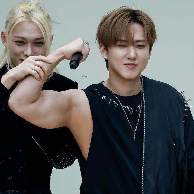 flexing idol tweet media