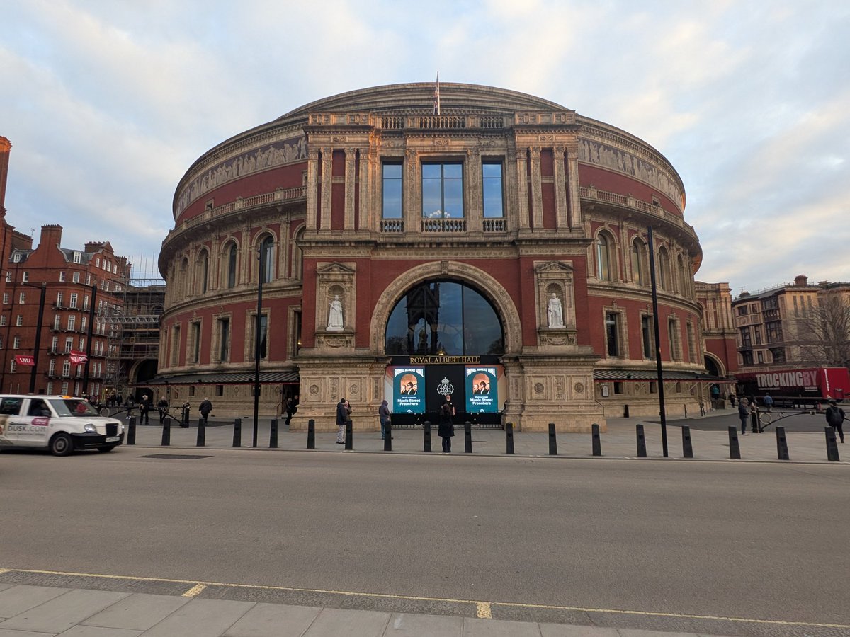 Alex Reviews Gigs tweet media