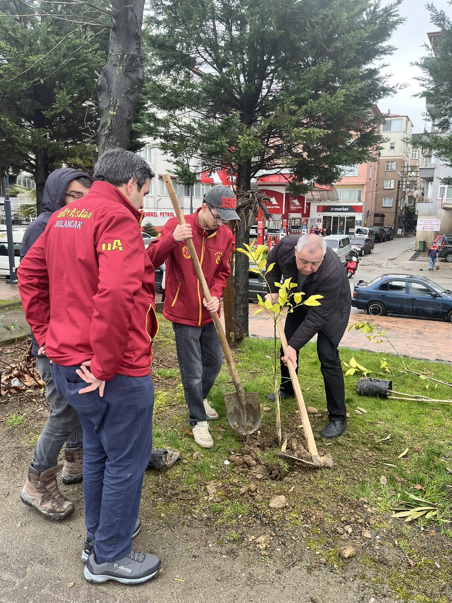 uAbulancak's tweet photo. Toprağa dokunduk, geleceğe iz bıraktık 🌳

ultrAslan Bulancak olarak Orman Haftası kapsamında fidan dikimi etkinliği düzenledik. Doğaya sahip çıkmaya ve yeşili korumaya devam edeceğiz.

#Doğa #OrmanHaftası #ultrAslanBulancak #uAYurtiçi https://t.co/062VMAXvqo