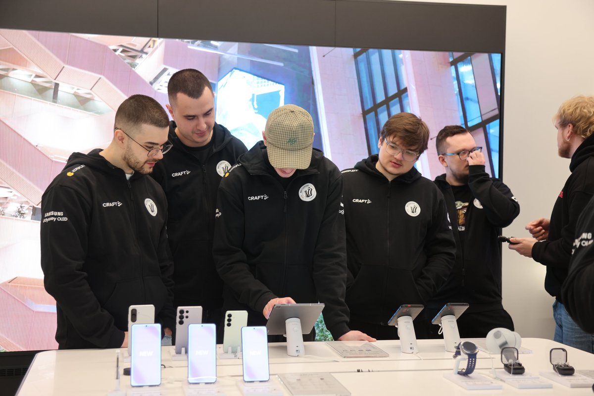 Metizport's tweet photo. Rocking the new jackets and enjoying a visit to @Samsung's offices 🤩 https://t.co/DICOvuojBd