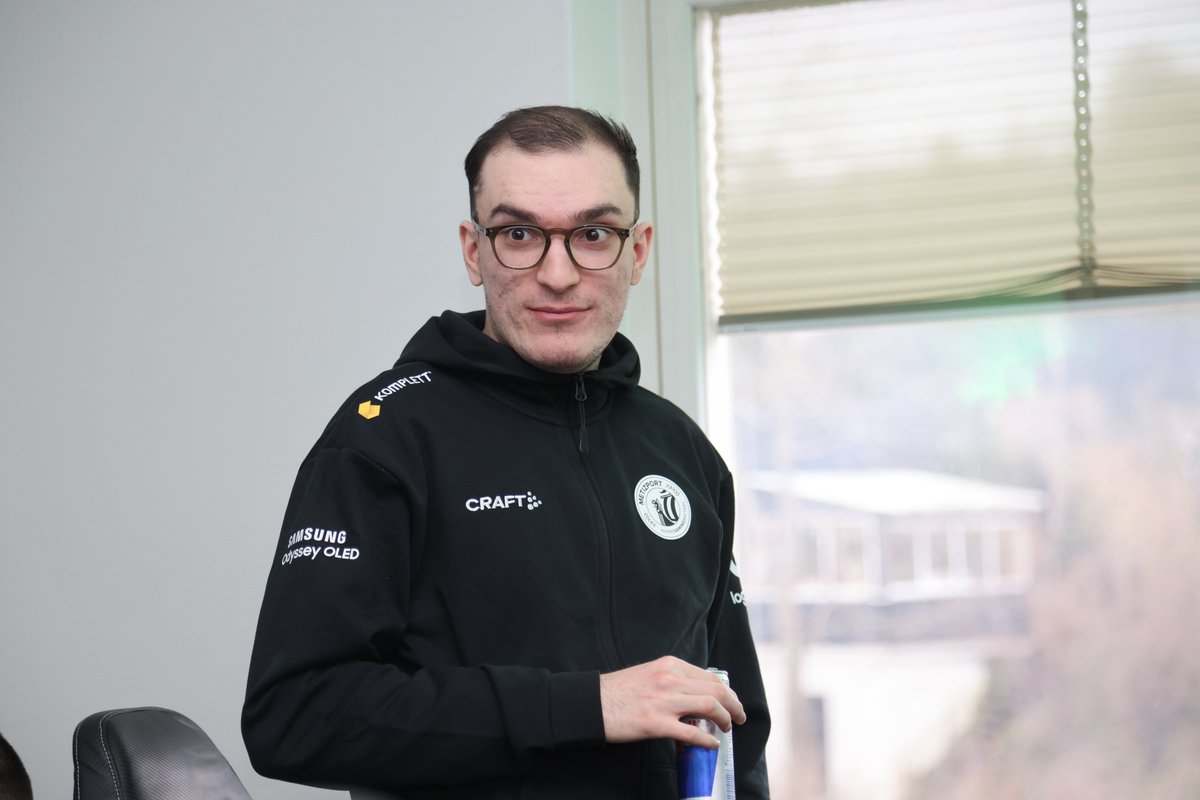 Metizport's tweet photo. Rocking the new jackets and enjoying a visit to @Samsung's offices 🤩 https://t.co/DICOvuojBd