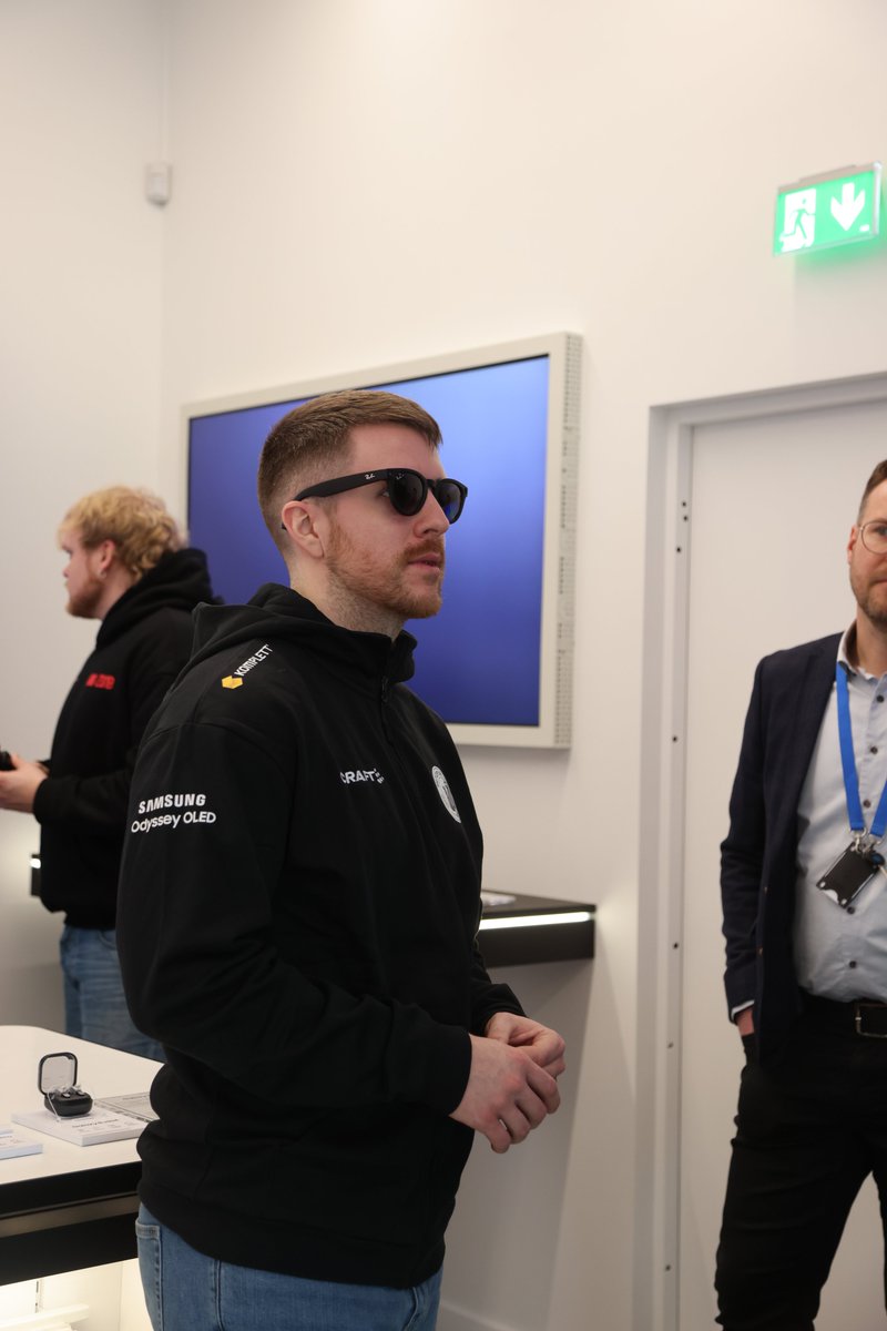 Metizport's tweet photo. Rocking the new jackets and enjoying a visit to @Samsung's offices 🤩 https://t.co/DICOvuojBd
