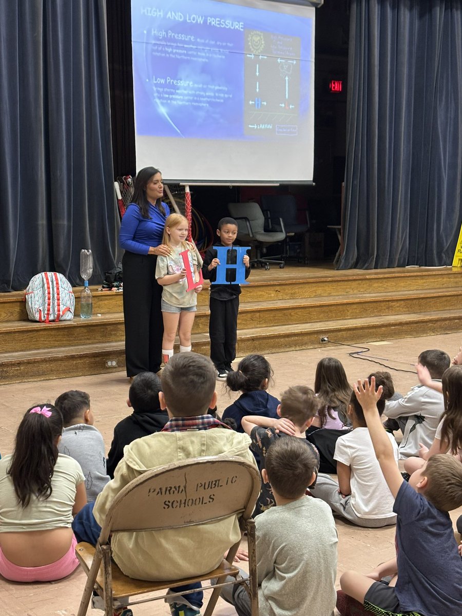 PCSDdentzler's tweet image. Thank you to Kelly Dobeck from channel 19 for teaching our second graders all about being a meteorologist and high-pressure low pressure. #PCSDProud #DentzlerEagle #AlwaysLearning.