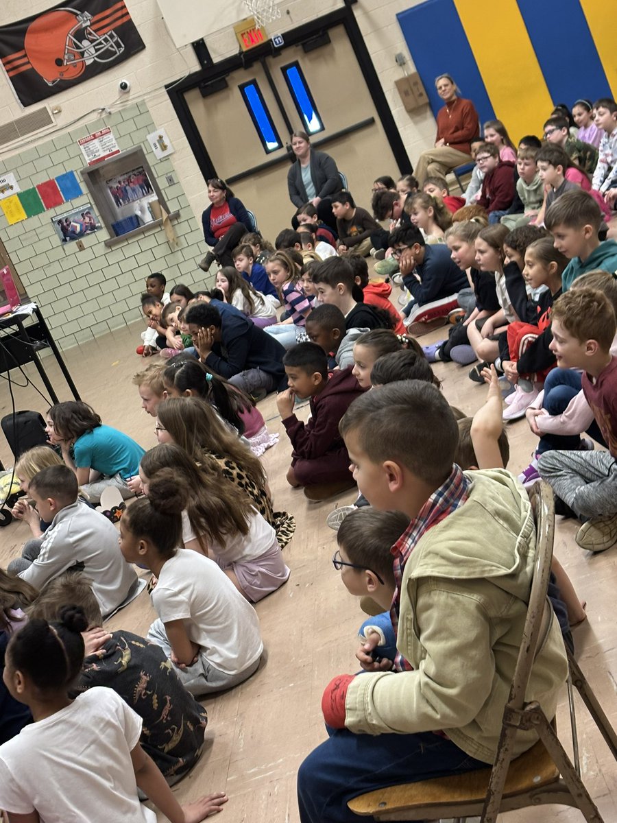 PCSDdentzler's tweet image. Thank you to Kelly Dobeck from channel 19 for teaching our second graders all about being a meteorologist and high-pressure low pressure. #PCSDProud #DentzlerEagle #AlwaysLearning.