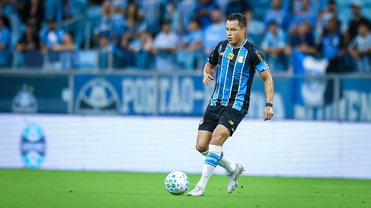 🚨 Atualização no Grêmio

O lateral Marlon se reapresentou ao Grêmio na manhã desta quinta-feira (26), no CT Luiz Carvalho, para passar por uma nova avaliação junto ao Departamento Médico do clube.

O jogador segue em processo de recuperação, e a reavaliação será determinante
